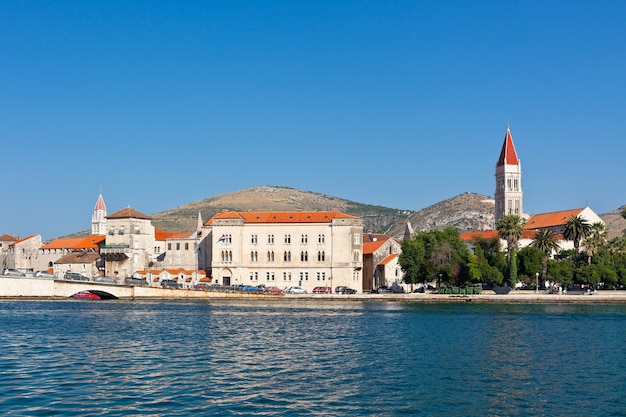 Trogir est une ville historique et un port sur la côte adriatique en Croatie