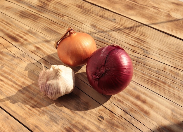 Trois ail sur une table en bois