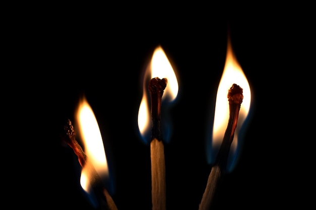 Trois allumettes brûlantes dans le noir se bouchent