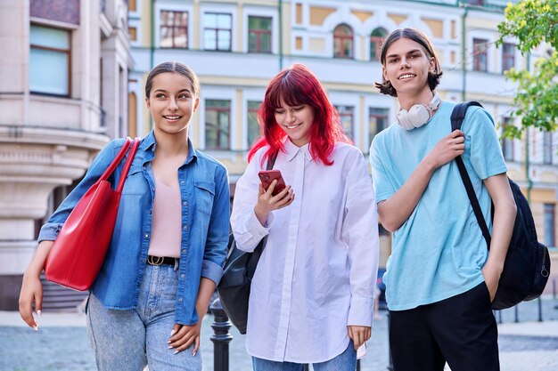 Trois amis adolescents se sont rencontrés en s'amusant à l'extérieur