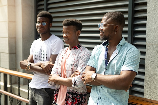 trois amis africains joyeux en promenade en été