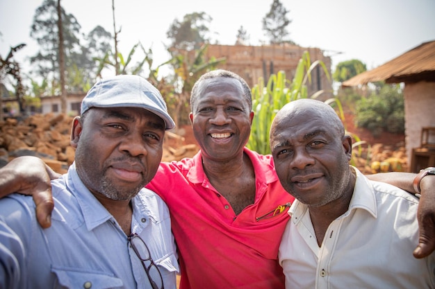 Trois amis d'âge mûr prenant un selfie en plein air ensemble heureux concept d'amitié des Africains