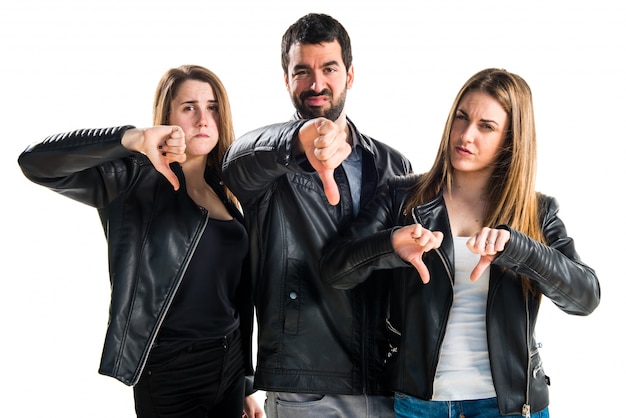 Trois amis faisant un mauvais signal