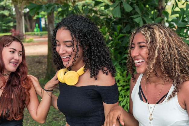 Trois amis multiethniques marchant dans le parc