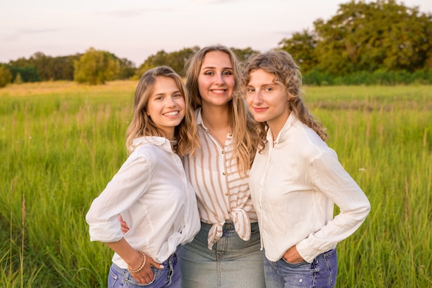 Trois amis se reposeront dans la nature