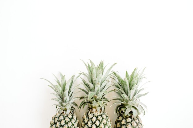 Trois ananas avec des feuilles