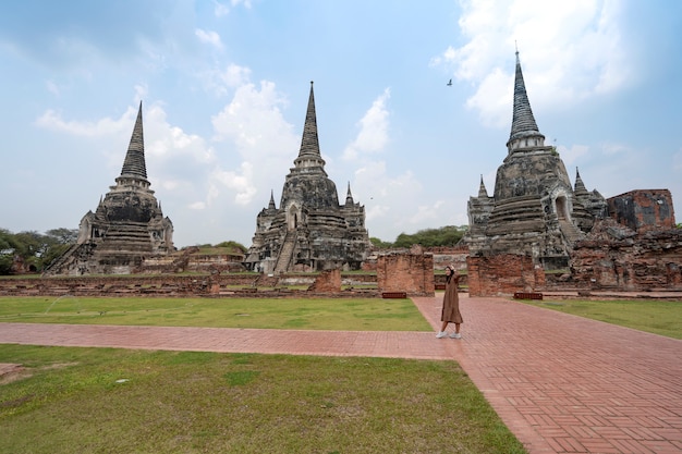 Trois anciennes pagodes (chedies) ruines de l'ancienne capitale du Siam Ayutthaya au temple Wat Phra Si Sanphet avec marche touristique, lieu célèbre pour voyager dans la province de Phra Nakhon Si Ayutthaya, Thaïlande