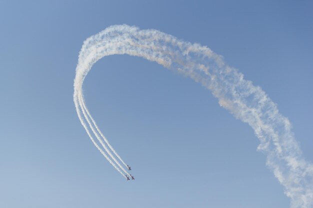 Photo trois avions de chasse militaires volant dans le ciel et exécutant un spectacle