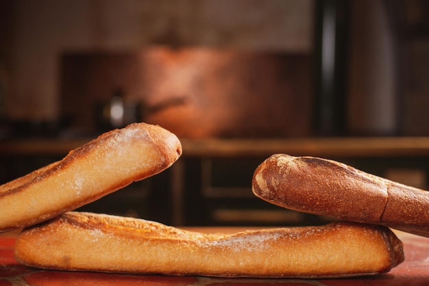 Trois baguettes françaises sur la table de la cuisine Place pour le texte