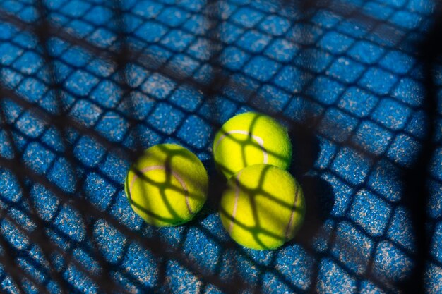 Photo trois balles de tennis dans le champ sur le sol