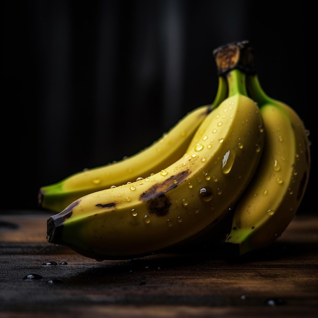 Trois bananes avec des gouttes d'eau dessus sur une table en bois.