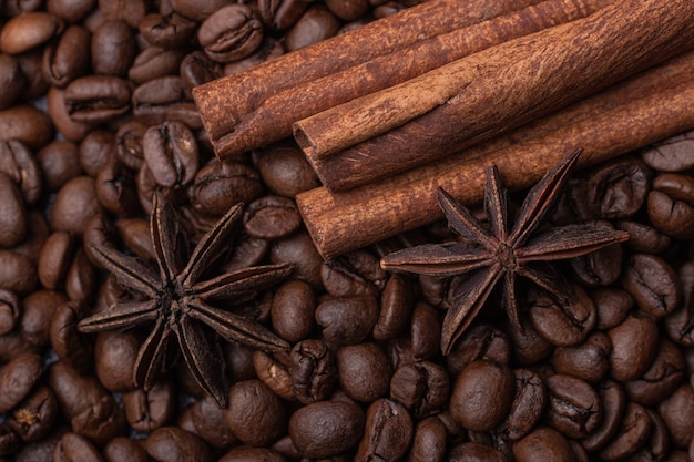 Trois bâtons de cannelle et une anis étoilé sur fond de grains de café