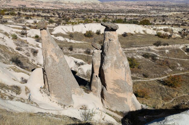 Trois beautés des cheminées de fées dans la ville d'Urgup Cappadoce Nevsehir Turquie