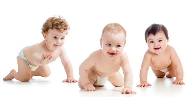 trois bébés jouant