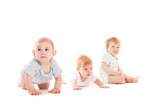 Trois bébés mignons isolés sur fond blanc