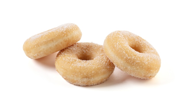 Trois beignets au sucre ordinaire sur blanc