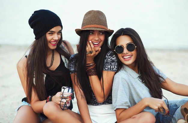trois belles filles sur la plage