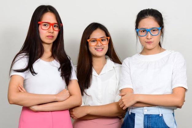 Trois belles jeunes femmes asiatiques comme amis ensemble