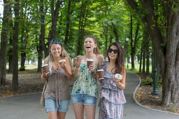 Trois belles jeunes femmes marchant dans le parc