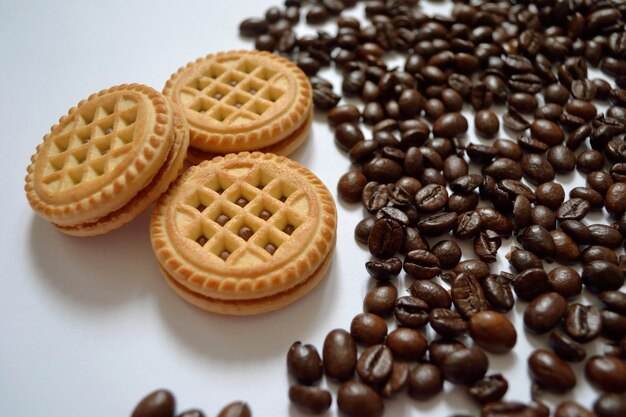 Photo trois biscuits et grains de café