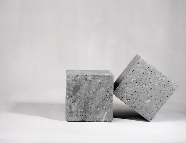 trois blocs carrés sont placés sur une surface blanche