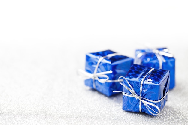 Photo trois boîtes cadeaux bleues pour la décoration de noël