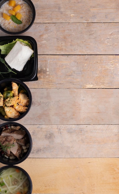 Photo trois boîtes à lunch de nourriture croustillante espace de copie de repas