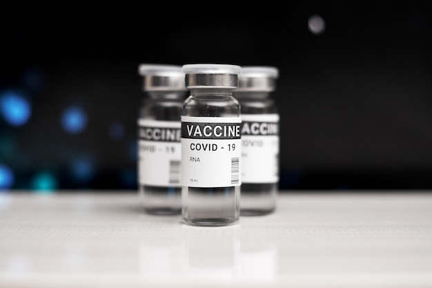 Trois boîtes de vaccin contre le coronavirus