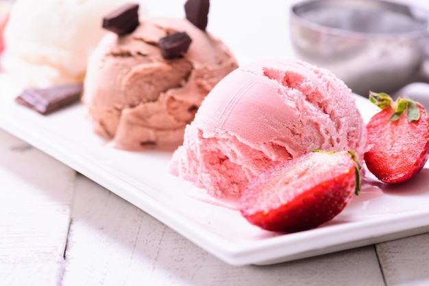 trois boules de glace chocolat vanille fraise