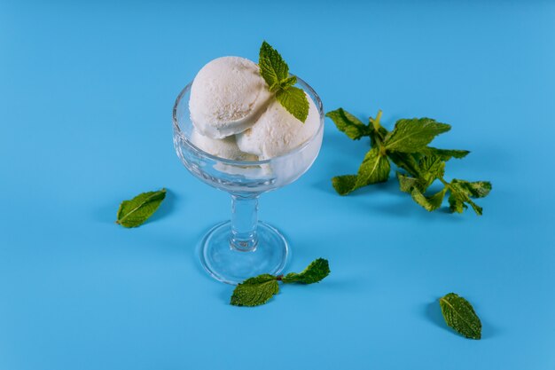 Trois boules de glace à la menthe dans un verre