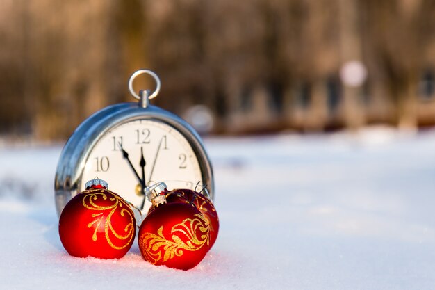 Photo trois boules de noël rouges et wath sur la neige