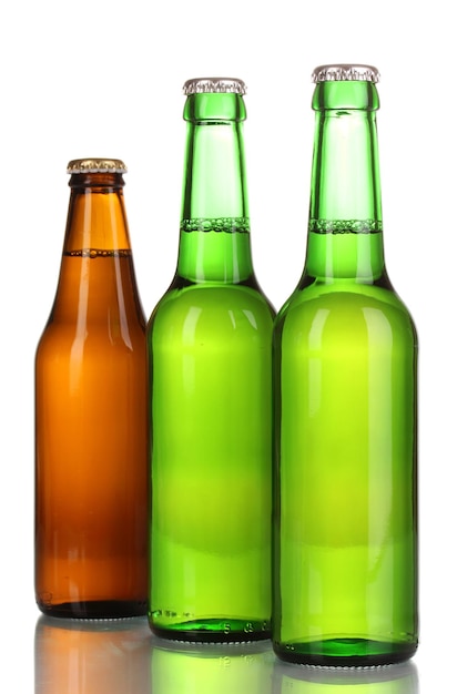 Trois bouteilles de bière isolées sur blanc