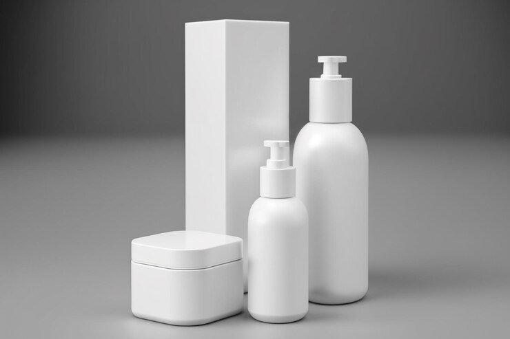 Photo trois bouteilles blanches de shampoing et une bouteille de savon.