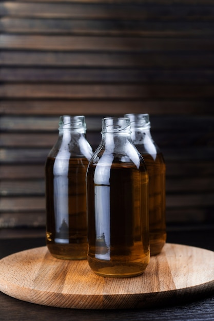 Trois bouteilles de fond en bois de boisson fraîche