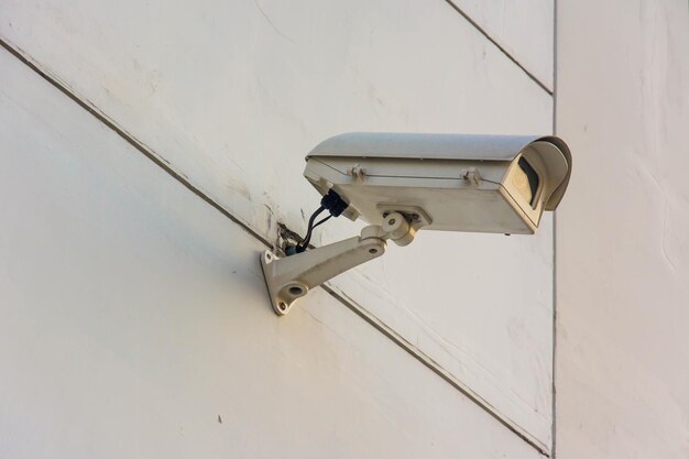 Trois caméras de sécurité à vue frontale sur un mur de béton