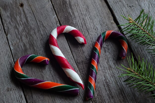 Trois cannes de bonbon sur un fond en bois