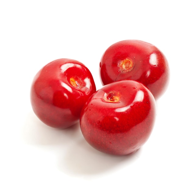 Trois cerises douces isolées sur fond blanc image macro