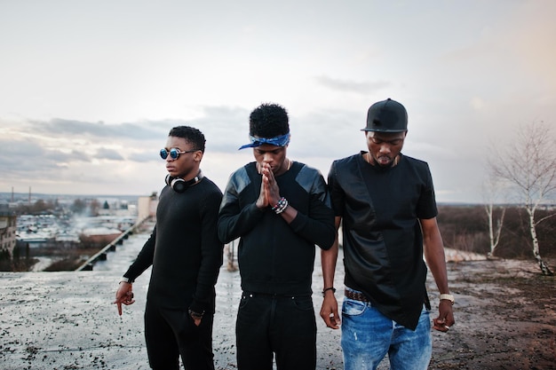 Trois chanteurs de rap band sur le toit