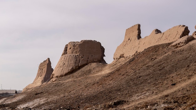 Trois châteaux cassés séparément en Ouzbékistan