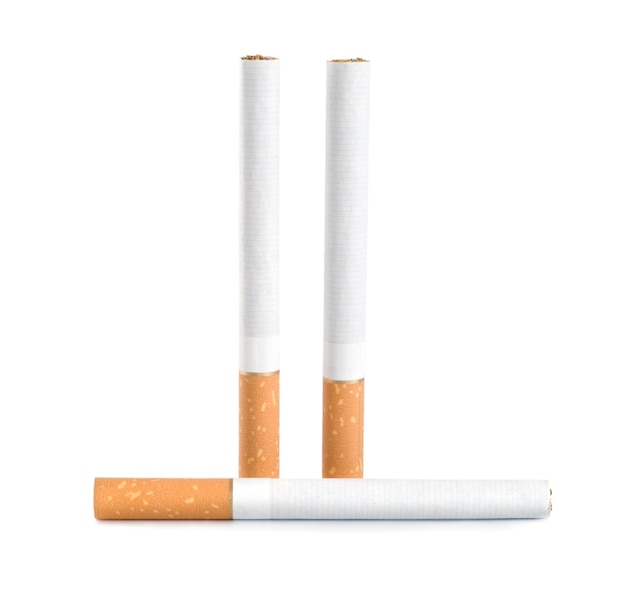 Trois cigarettes isolé sur fond blanc (chemin)