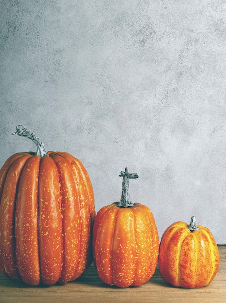 Trois citrouilles maquettes sur table en bois Moody Style Halloween concept Automne Automne Copier l'espace