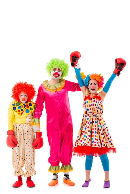 Trois clowns ludiques drôles isolés