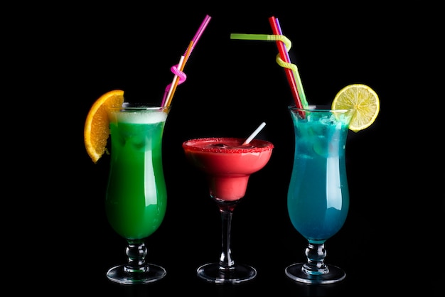 Trois cocktails rafraîchissants colorés