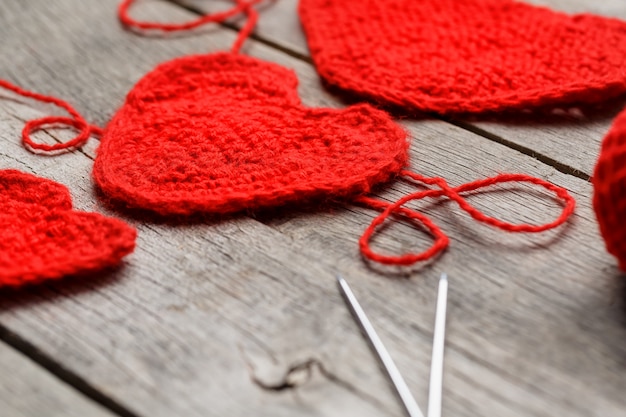 Trois Coeurs Tricotés Rouges, Symbolisant L'amour Et La Famille. Relation Familiale, Liens.