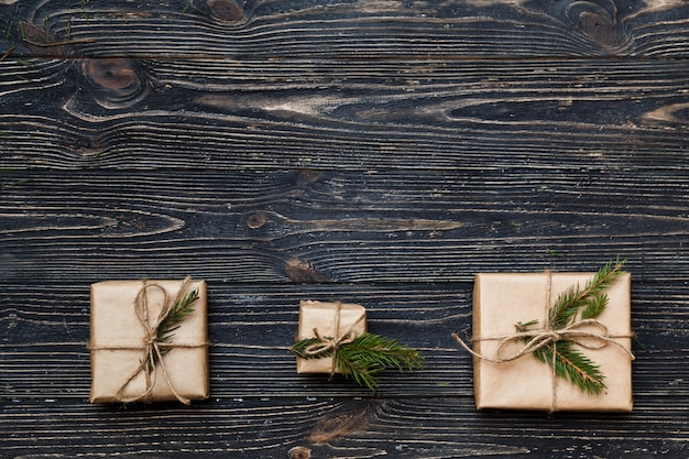 Trois coffrets cadeaux vintage avec des branches d'épicéa