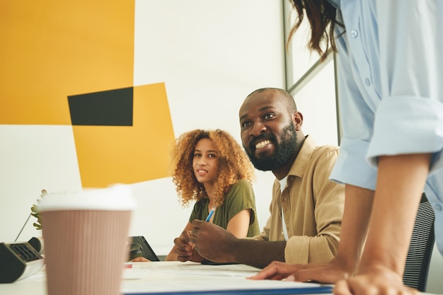 Trois collègues de bureau écoutant attentivement la conférence