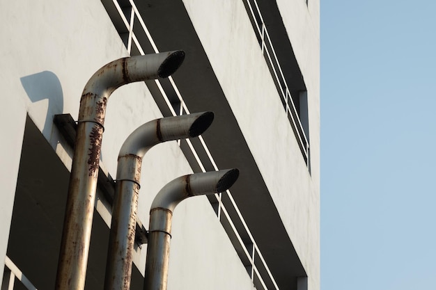 Trois conduits de ventilation pour l'évacuation de la fumée à l'extérieur du bâtiment