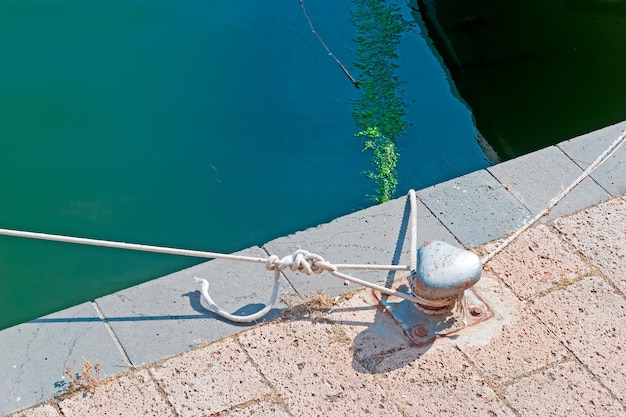 Trois cordes attachées à une borne métallique à Temo shore