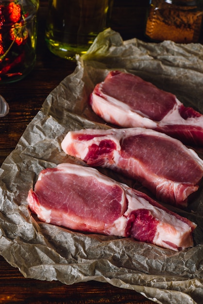 Trois côtelettes de longe de porc sur parchemin