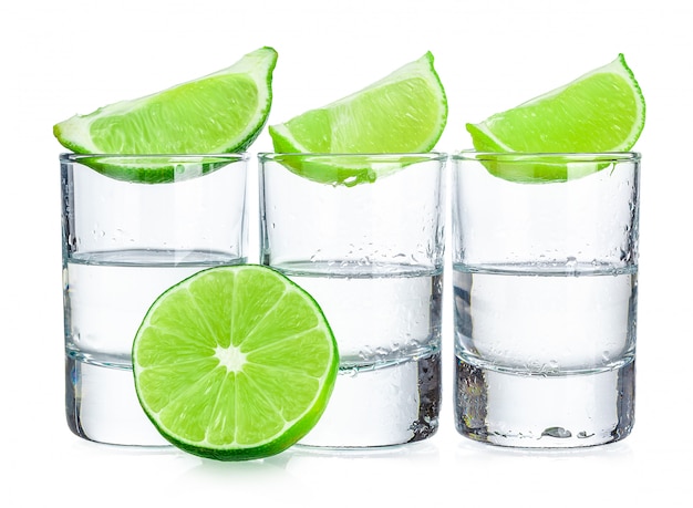 Trois coups de tequila à la lime isolé sur blanc